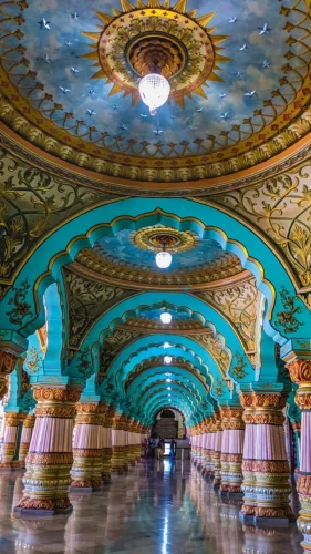 Minimalist vs. Maximalist Architecture